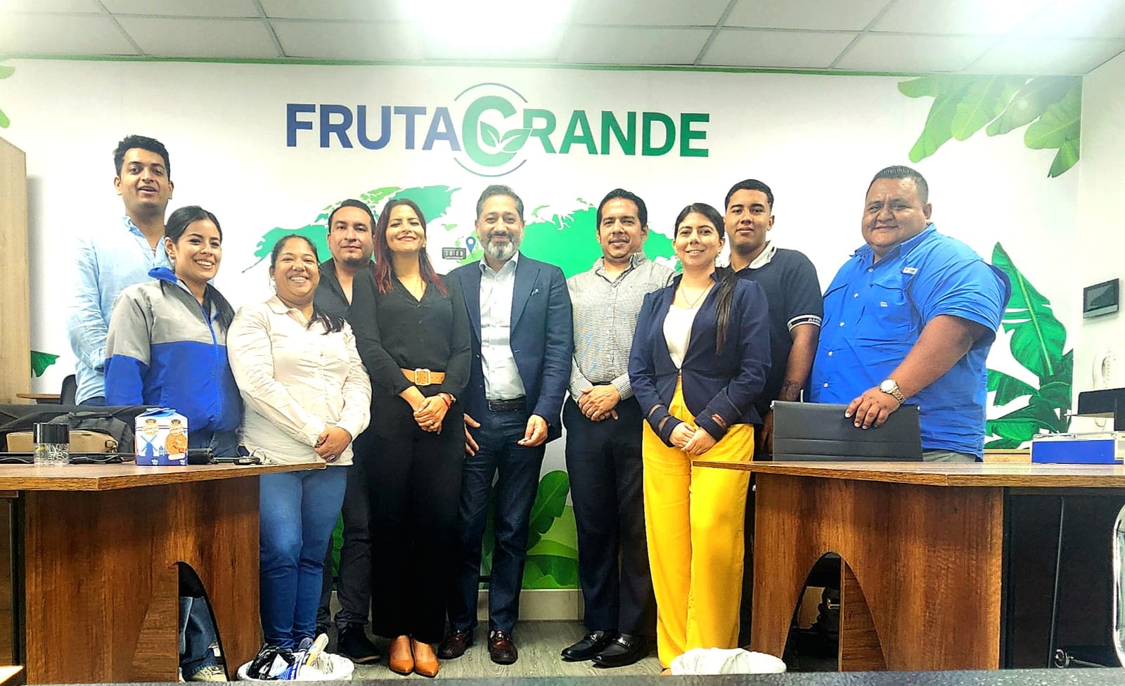 frutagrande team standing
